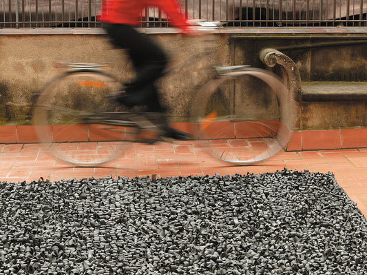 A bicycle passes by the Bicicleta rug
