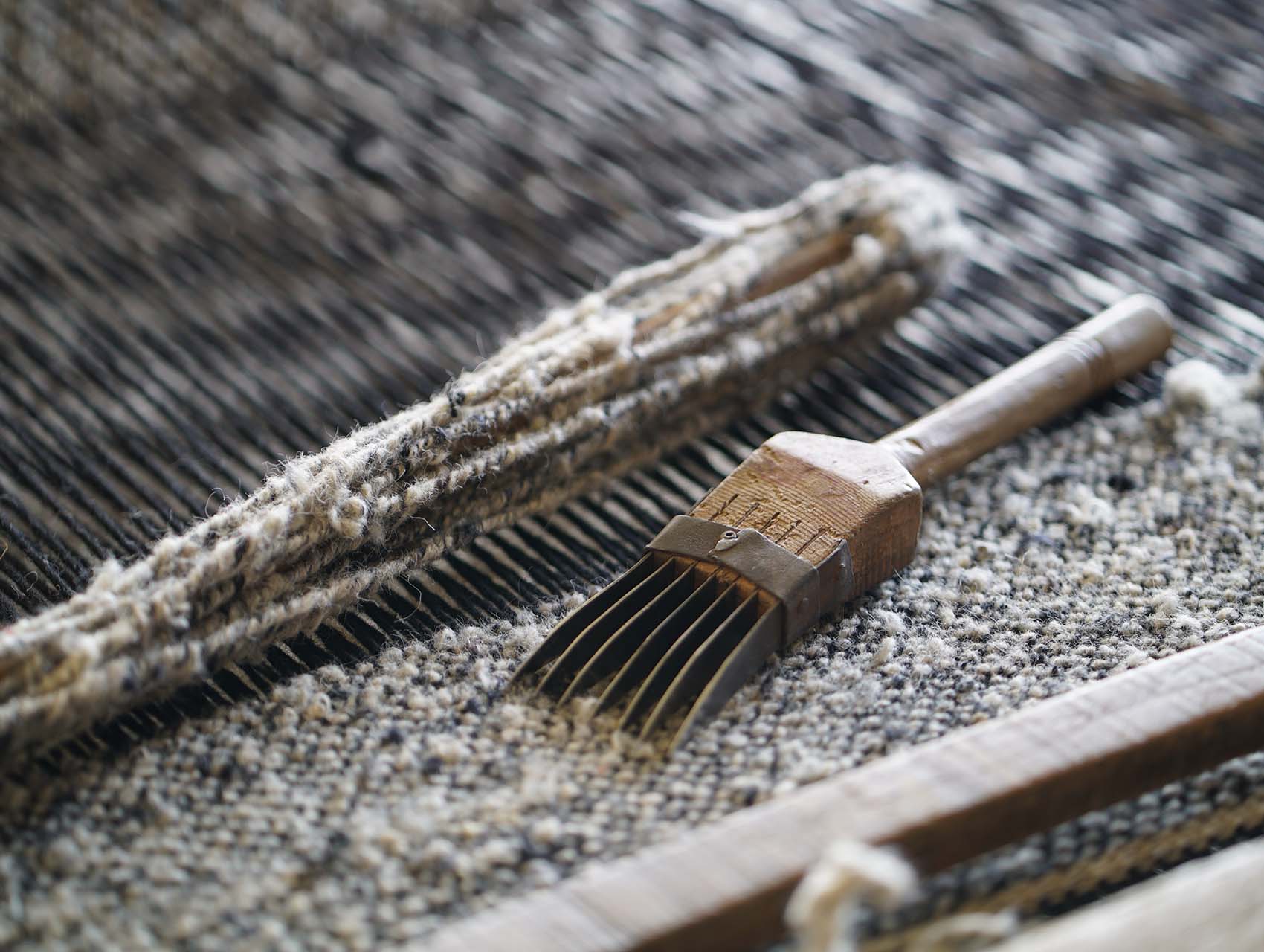 Close-up of a craftmanship tool on top of a loom with Tres Black